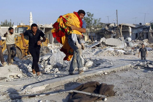 Enfant mort sorti des décombres de sa demeure à Azaz (Août 2012)